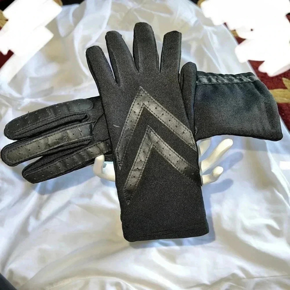 Isotoner Women’s Black Stretch Gloves One Size - Picture 8 of 13
